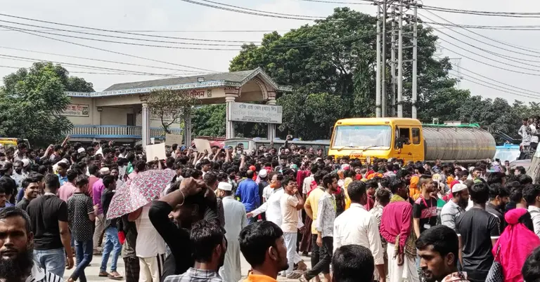 শ্রমিকদের মহাসড়ক অবরোধ